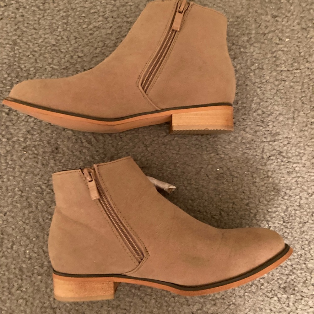 Women’s size 7 bootie shoes
